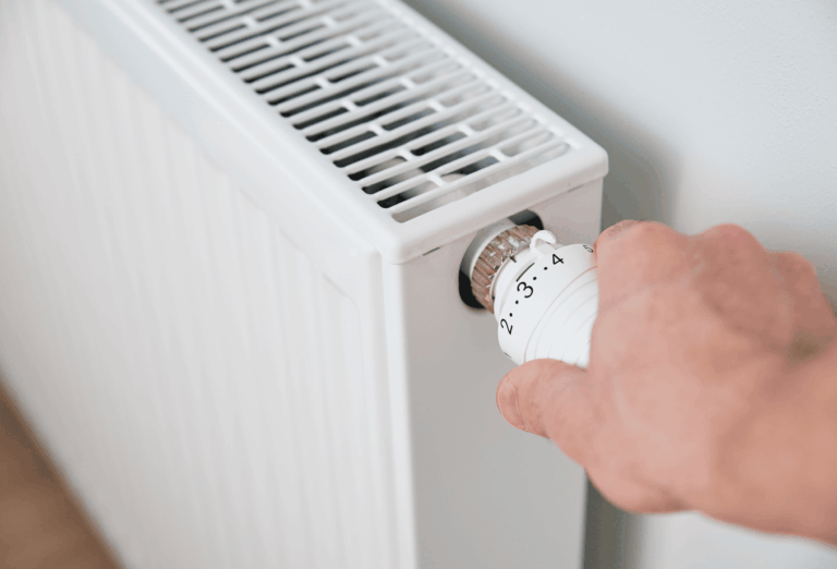 Technicien installant un système de climatisation dans une habitation