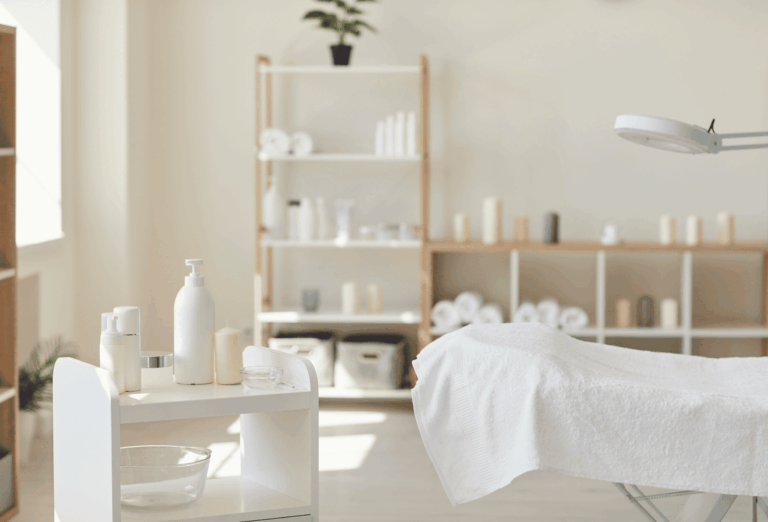 Cabine de soin d’un institut de beauté avec table de massage et équipements esthétiques