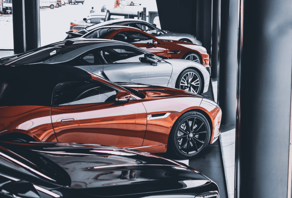 Garage automobile haut de gamme avec showroom de voitures de luxe
